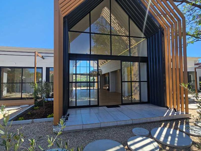 Modern Elegance: Stunning New 3-Bed Home with Pool - Photo 2