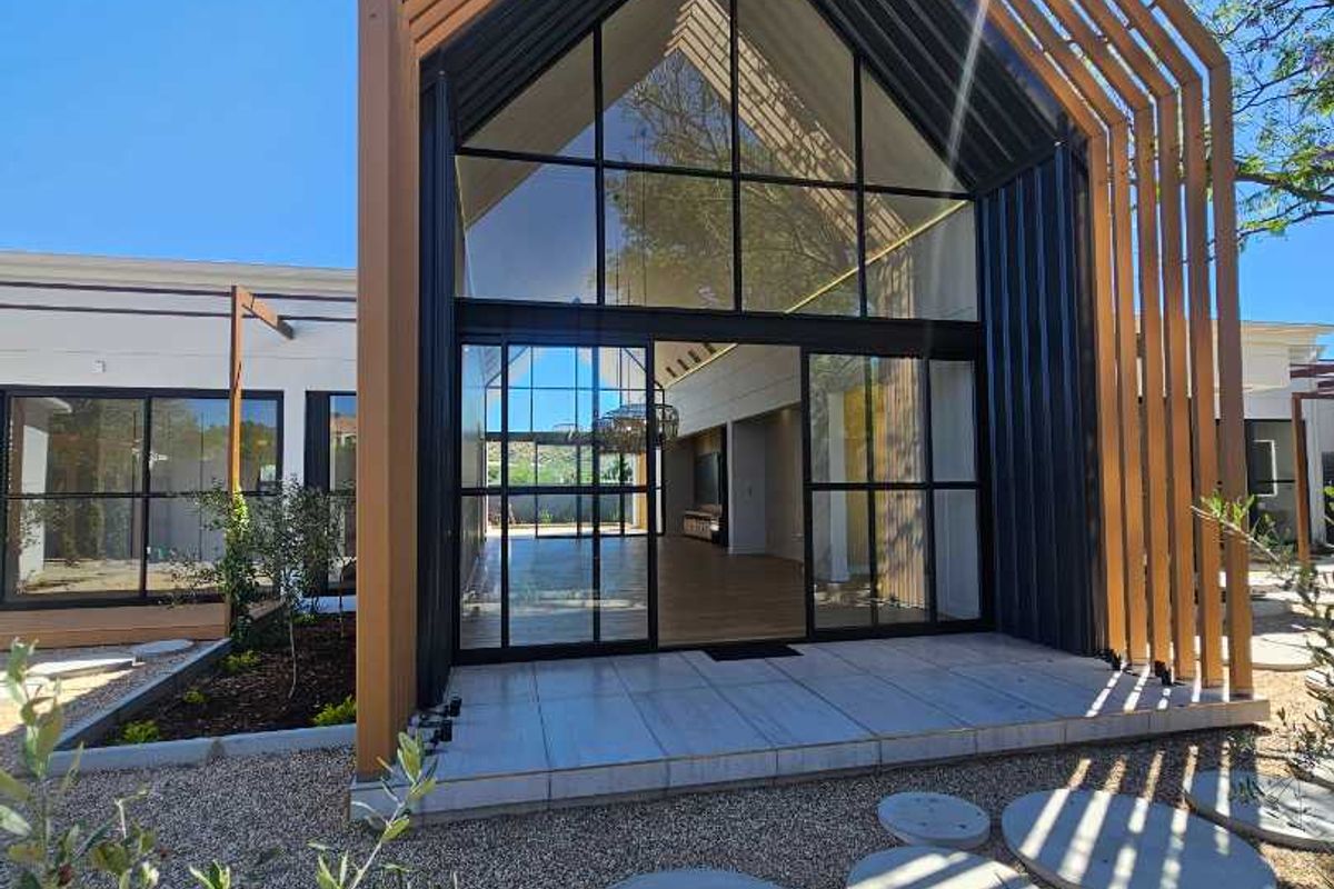 Modern Elegance: Stunning New 3-Bed Home with Pool - Photo 2