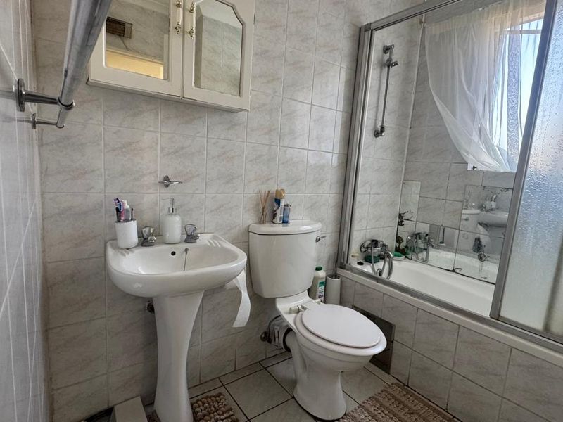 Great Location! Near The Glen & Comaro View, Pool Included - Photo 8