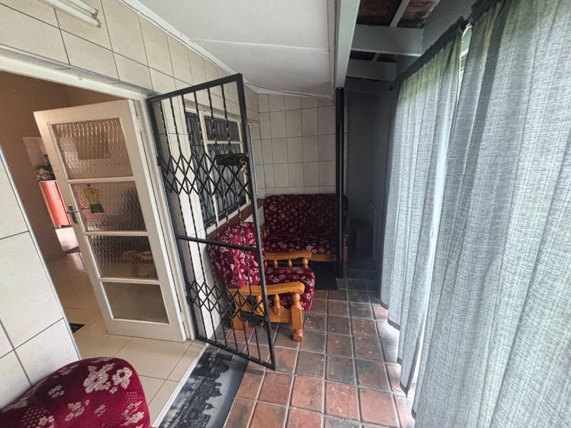 Your Dream Home Awaits! 3-Bedroom Property with Huge Yard in Pinelands up for Rent - Photo 9