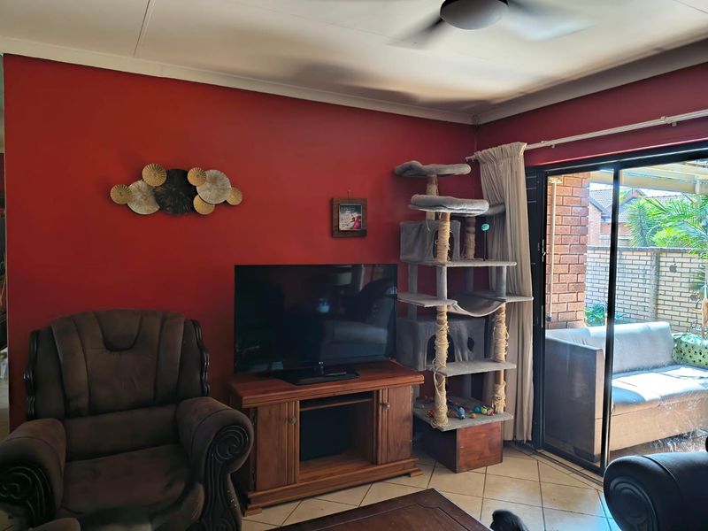 PRETORIA EAST - TOWNHOUSE - 2 LIVING AREAS - 3 BEDROOMS - 2 BATHROOMS - Photo 10