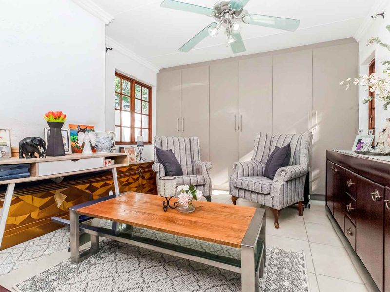 STUNNING LIGHT AND BRIGHT SIMPLEX - IN SOUGHT AFTER FLEETWOOD ESTATE - Photo 3