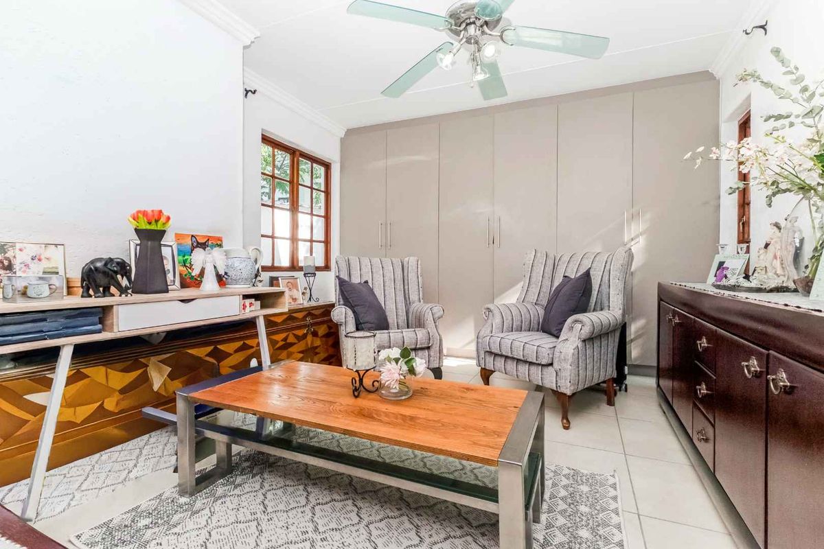 STUNNING LIGHT AND BRIGHT SIMPLEX - IN SOUGHT AFTER FLEETWOOD ESTATE - Photo 3