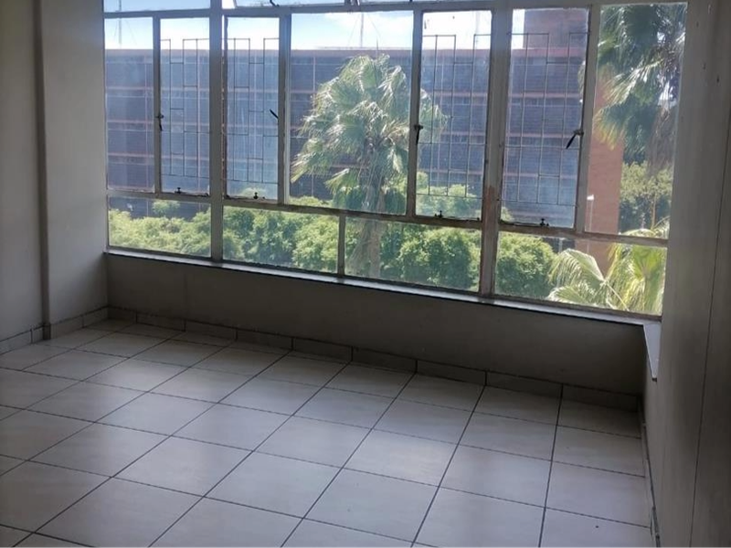 Spacious 2.5 Bedroom Apartment for Sale in Sunnyside - Photo 9