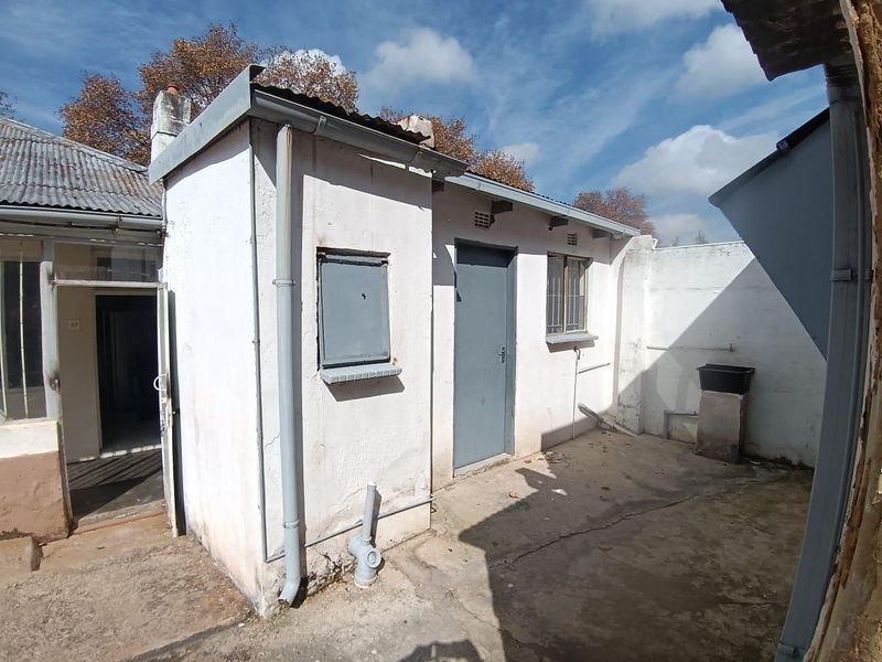 Charming 2 bedroom home with 3 cottages in quiet secure area - Photo 8