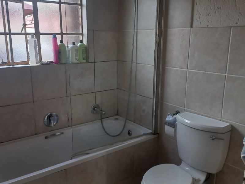2 bedroom GROUND FLOOR UNIT, walking distance from Witdeep P/school & close to Eastrand Mall - Photo 8