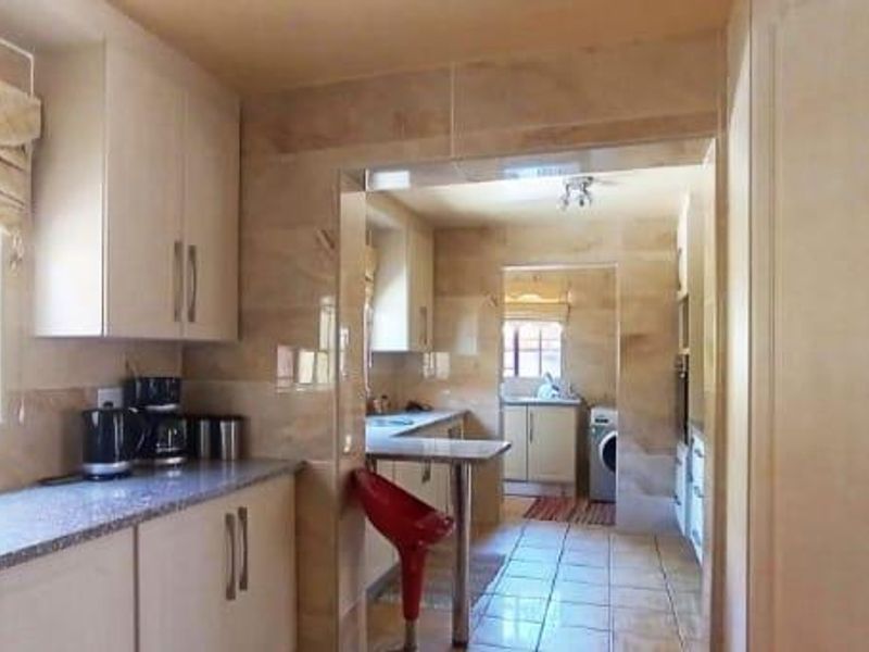 3 bedroom modern home - Photo 7