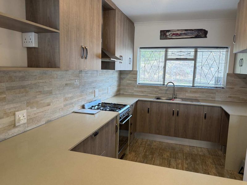 Charming secure 3 bedroom apartment in Fish Hoek - Photo 5