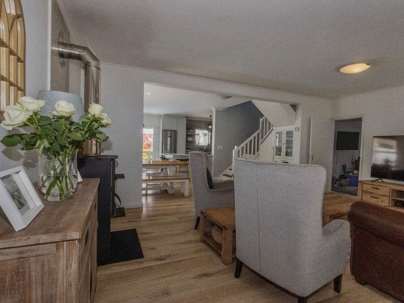 Beautifully Maintained Double-Storey Home in Sought-After Coral Grove - Photo 3