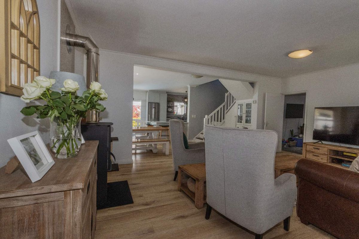 Beautifully Maintained Double-Storey Home in Sought-After Coral Grove - Photo 3