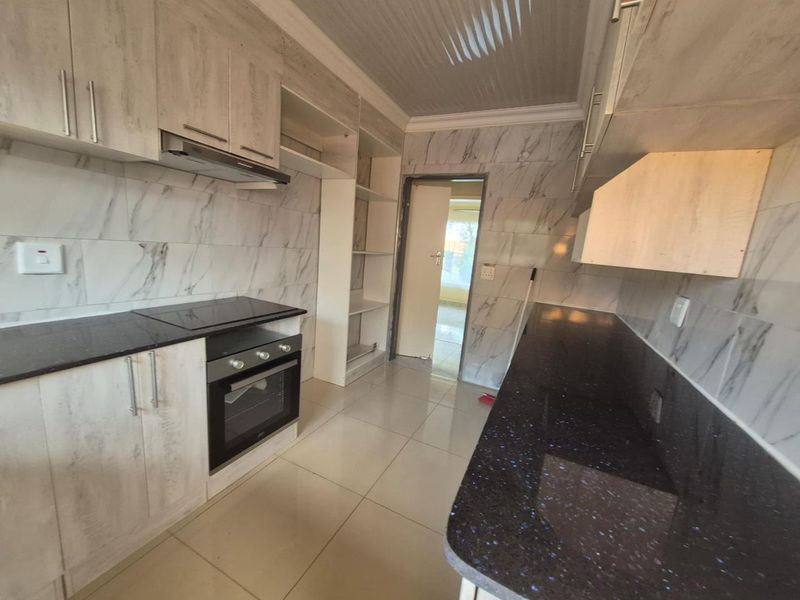 **Newly Renovated Room for Rent in Birchleigh - Available Now!** - Photo 9