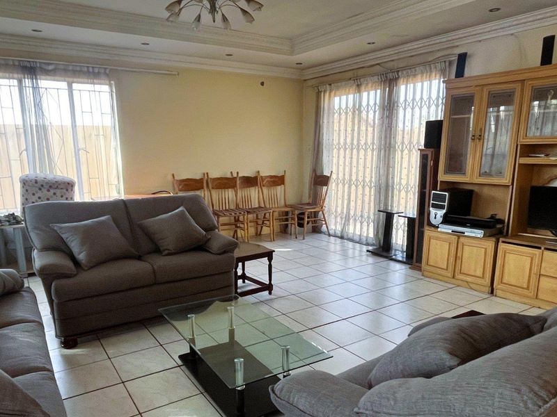 Spacious Family Home with Income-Generating Flatlet & Ample Parking in Prime Location - Photo 7