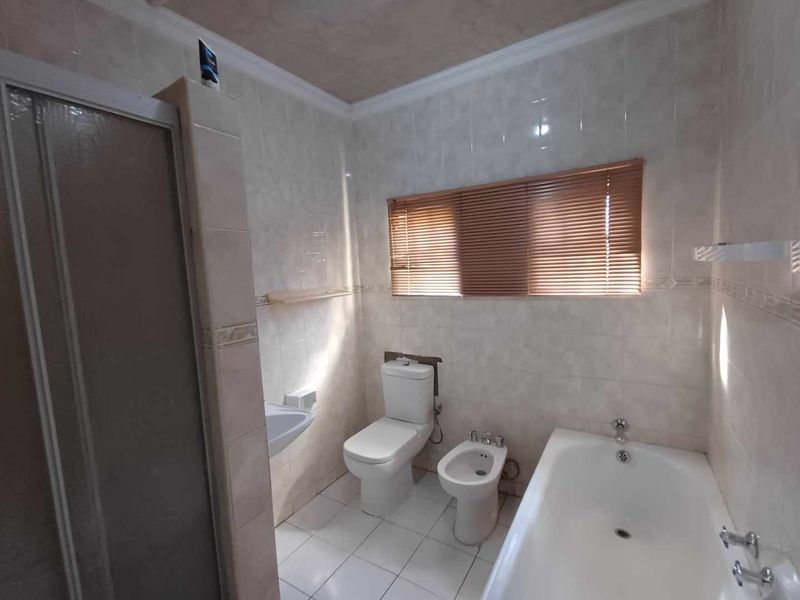Kenilworth, 3 Bedroom house plus 3 additional outside rooms - Photo 10