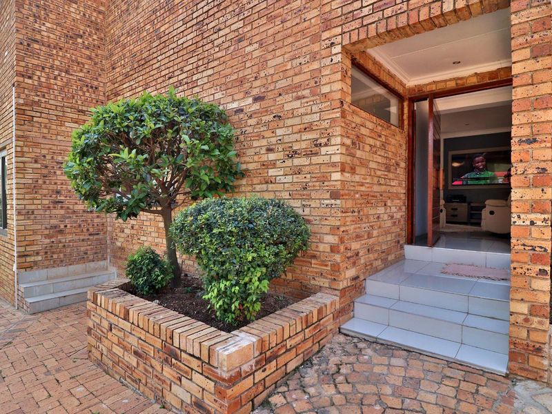 Exceptional Smallholding with Endless Potentional  in Sought-After Poortview - Photo 5