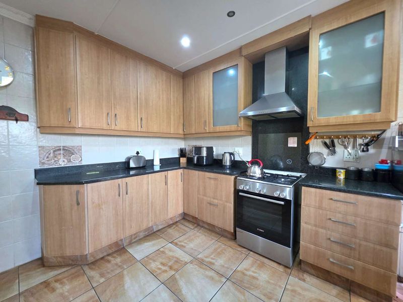 Spacious 4-Bedroom Family Home for Sale in Northdene/ Queensburgh - Photo 9