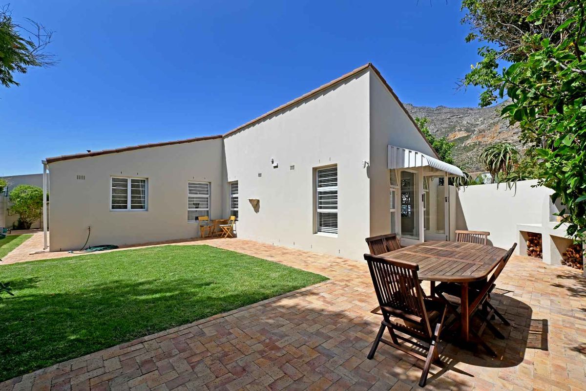 Stylish Lakeside Retreat – Beautifully Renovated, Pet-Friendly & Move-In Ready - Photo 5