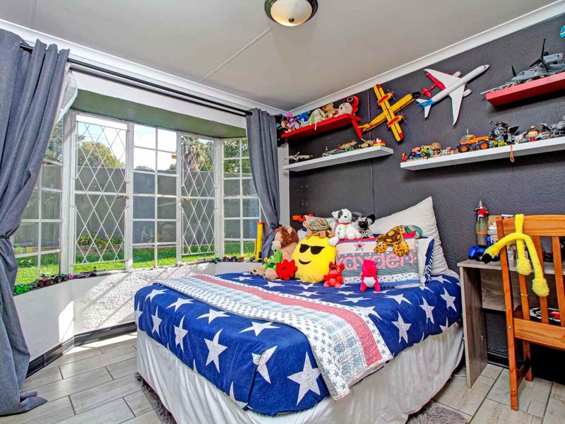 Perfect Family Home: Space, Style, & Solar Savings! - Photo 8