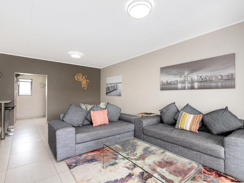 Experience Unparalleled Luxury and Security in Our Upmarket Penthouse Apartment with Gorgeous Views - Photo 6