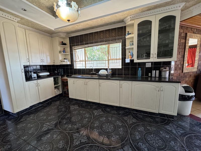 Spacious 3-Bedroom Home in Akasia Pretoria - Photo 4