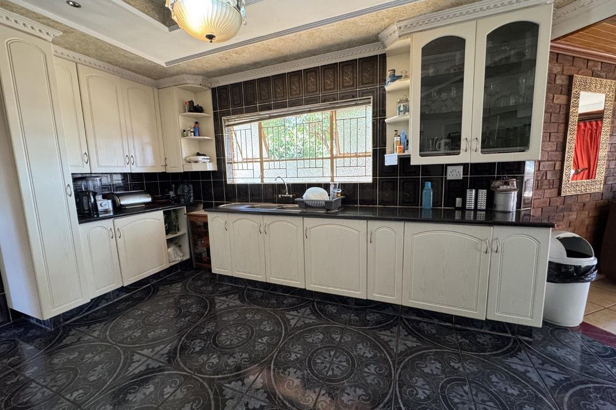 Spacious 3-Bedroom Home in Akasia Pretoria - Photo 4