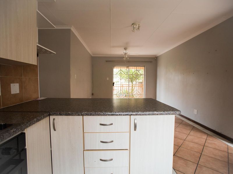 3 Bedroom Simplex with Private garden - Photo 3