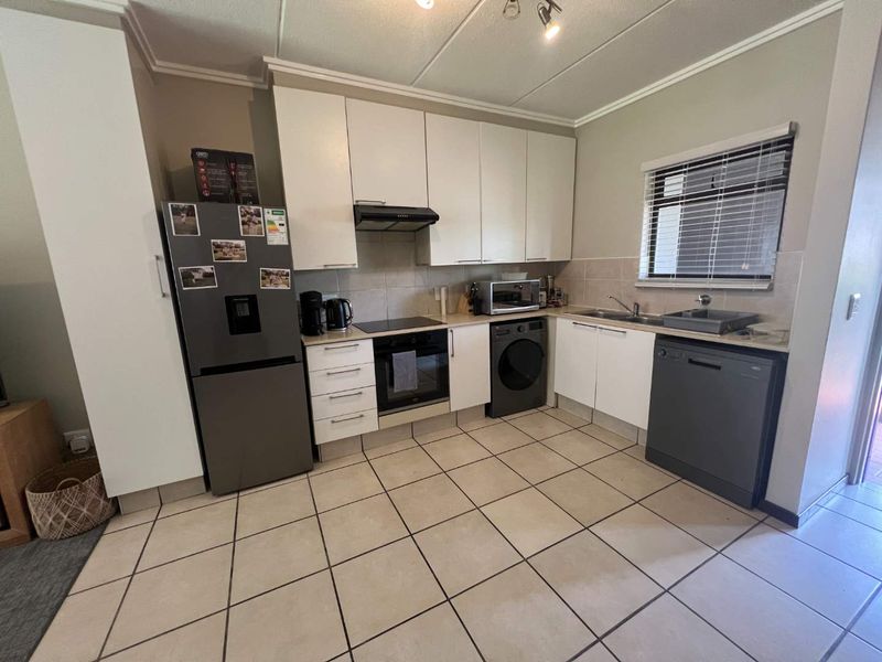 2 Bedroom Well Maintained Garden Apartment - Photo 6