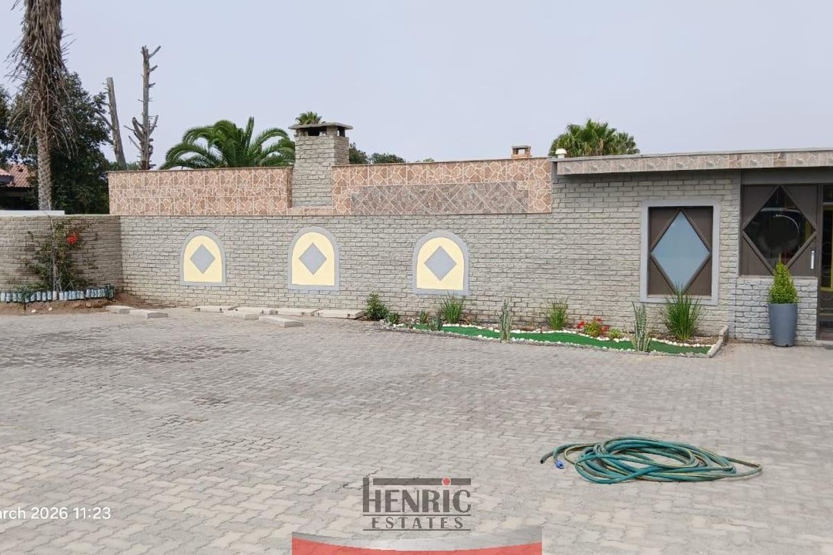 Sole Mandate; Large Family Home with Flatlet in Vineta for Sale - Photo 3