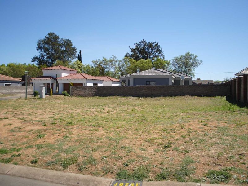 Lovely stand in a secure Estate (negotiable) - Photo 1