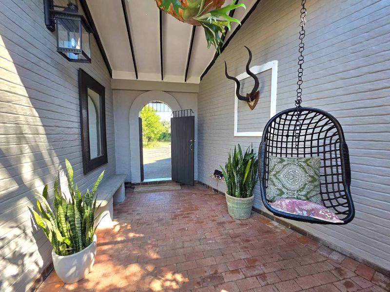 Beautiful, Spacious 3-Bedroom Family Home for Sale in Small Secure Complex of 4. - Photo 3