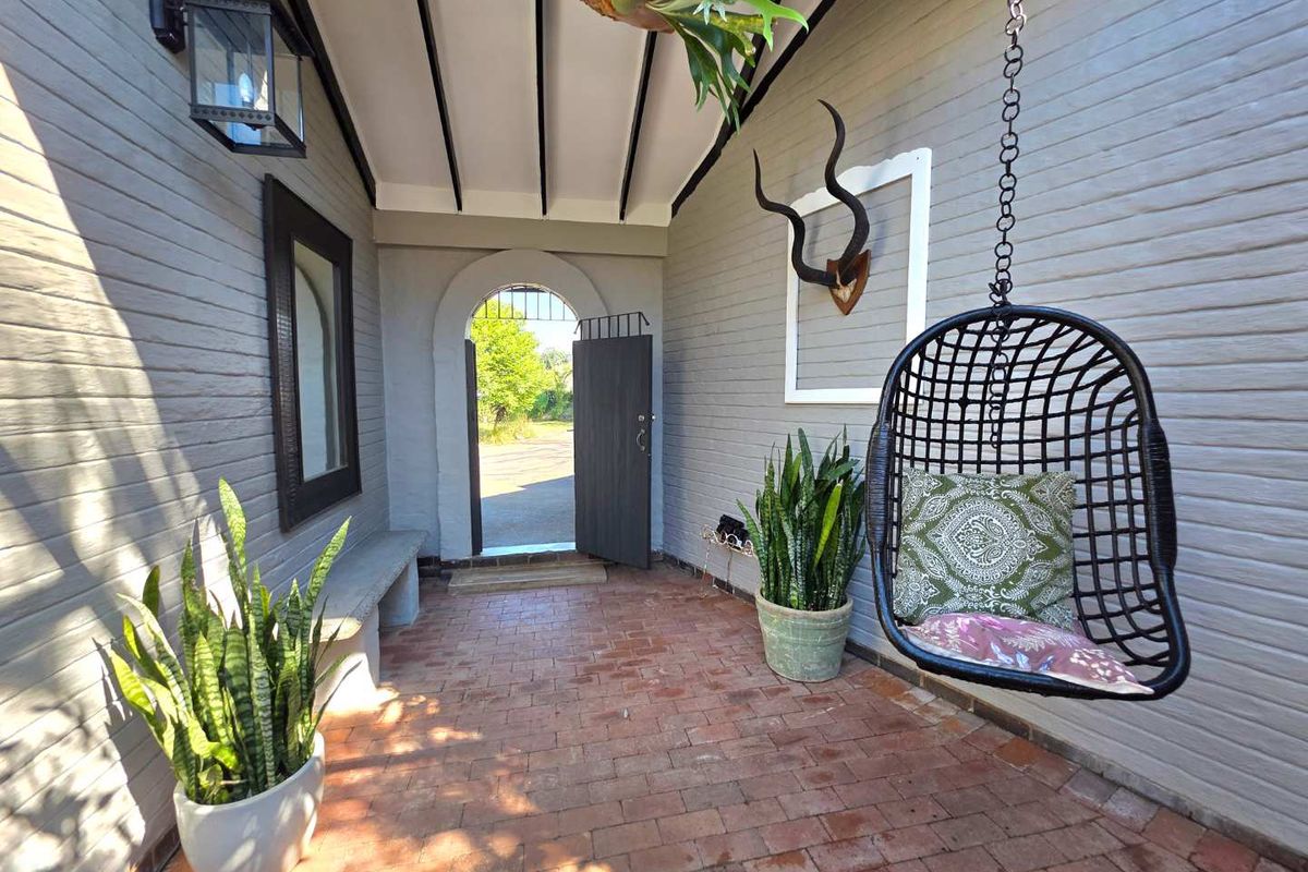 Beautiful, Spacious 3-Bedroom Family Home for Sale in Small Secure Complex of 4. - Photo 3