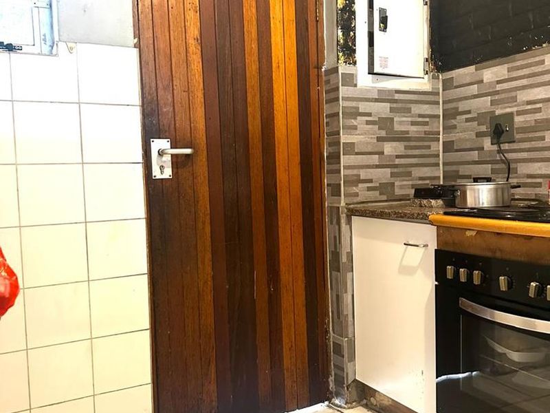 Step into comfort and convenience with this beautifully maintained 3-bedroom flat, perfectly designed for modern living. - Photo 6