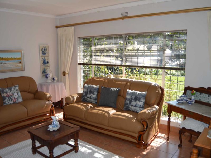 5 Bedroom Family Home For Sale in Brackendowns - Photo 4