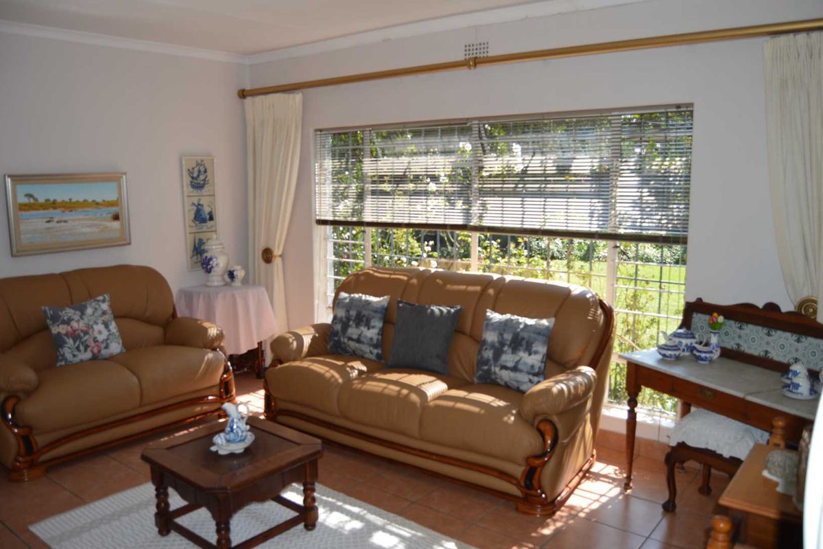 5 Bedroom Family Home For Sale in Brackendowns - Photo 4