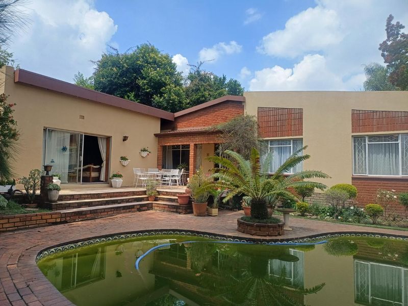 Spacious Family Home with Study, Pool & Excellent Location - Photo 3