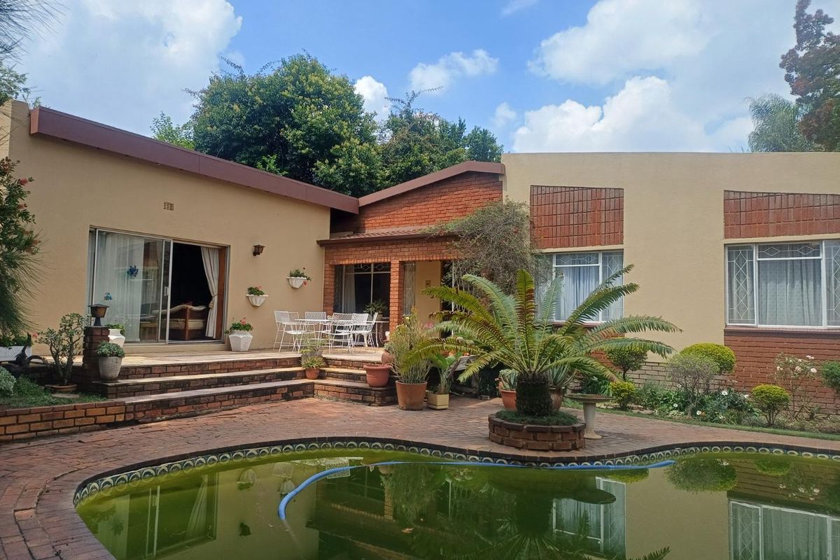 Spacious Family Home with Study, Pool & Excellent Location - Photo 3