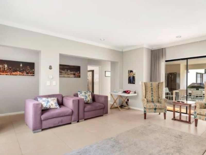 Renovated modern simplex in Exclusive Estate - Move Straight In! - Photo 5