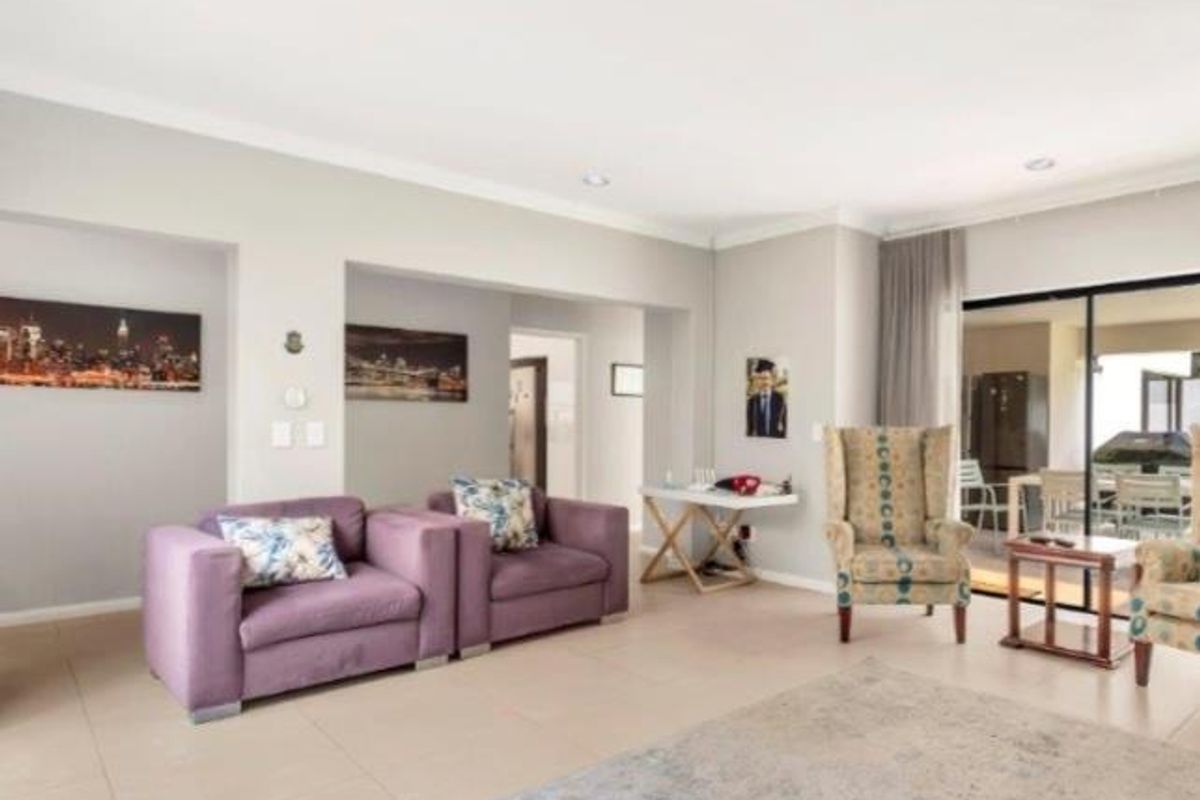 Renovated modern simplex in Exclusive Estate - Move Straight In! - Photo 5