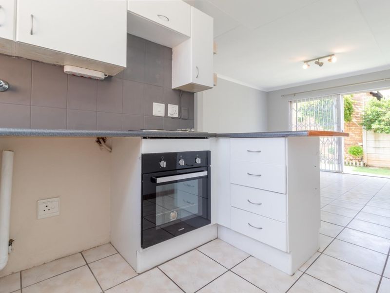 The perfect lock up and go for young proffesional, close to Christiaan de Wet and important amneities, Wilgeheuwel Hospital, Clearwater Mall - Photo 7