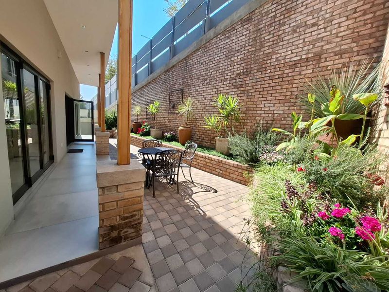 Refined Luxury Townhouse now selling a million dollars below valuation! - Photo 8