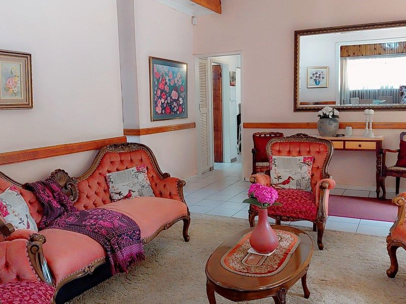 Elegant Family Home with Ample Space - Photo 7