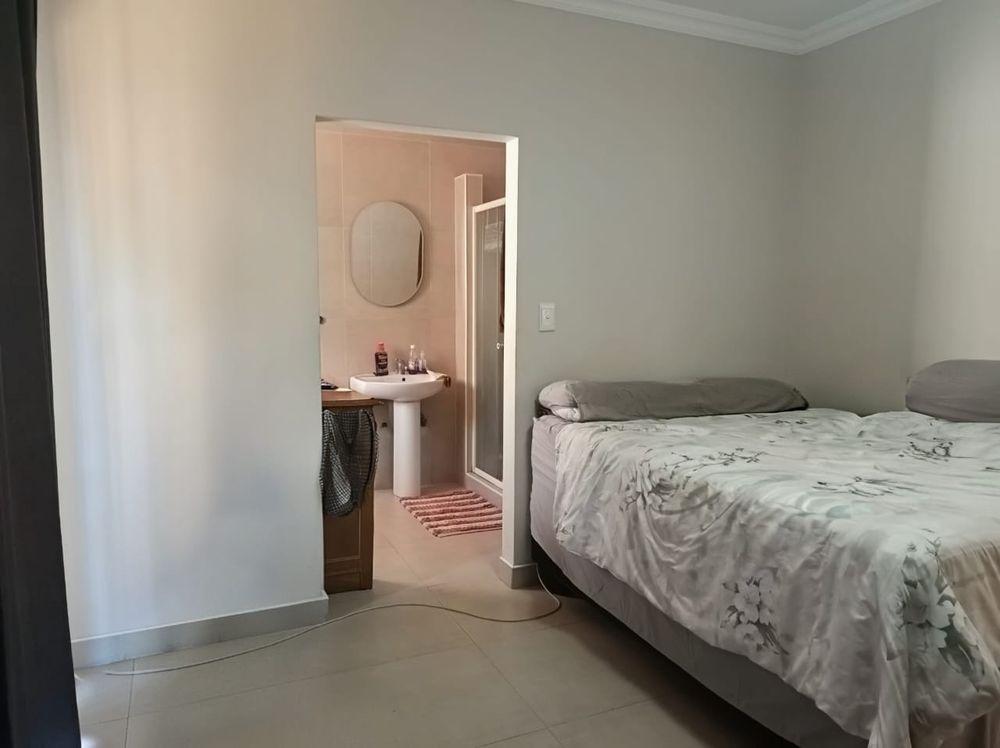 Unit 1 - 2 main bedroom with en-suit bathroom