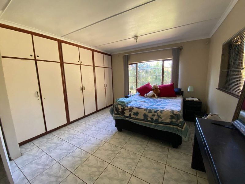 Convenience at Your Doorstep: Centrally Located 3BR House with Pool - Photo 8