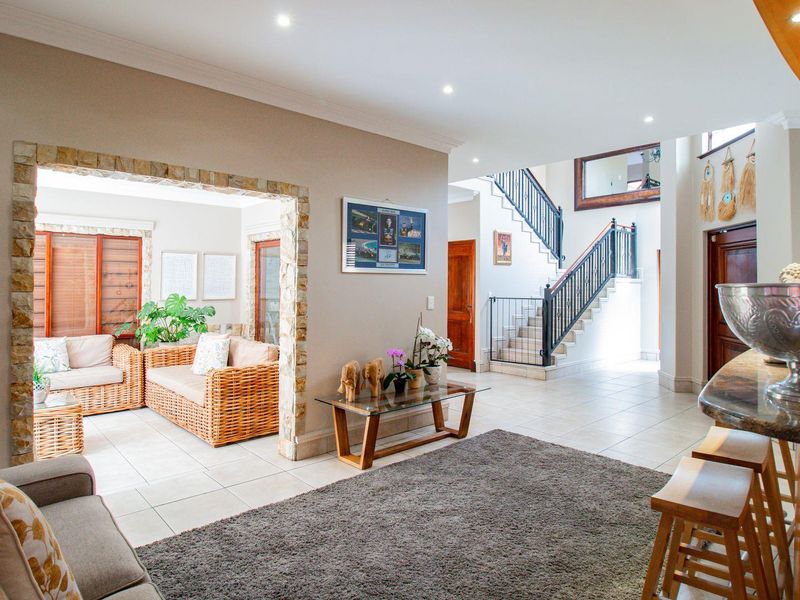 Elegant Cluster Home with Solar Power - Photo 8