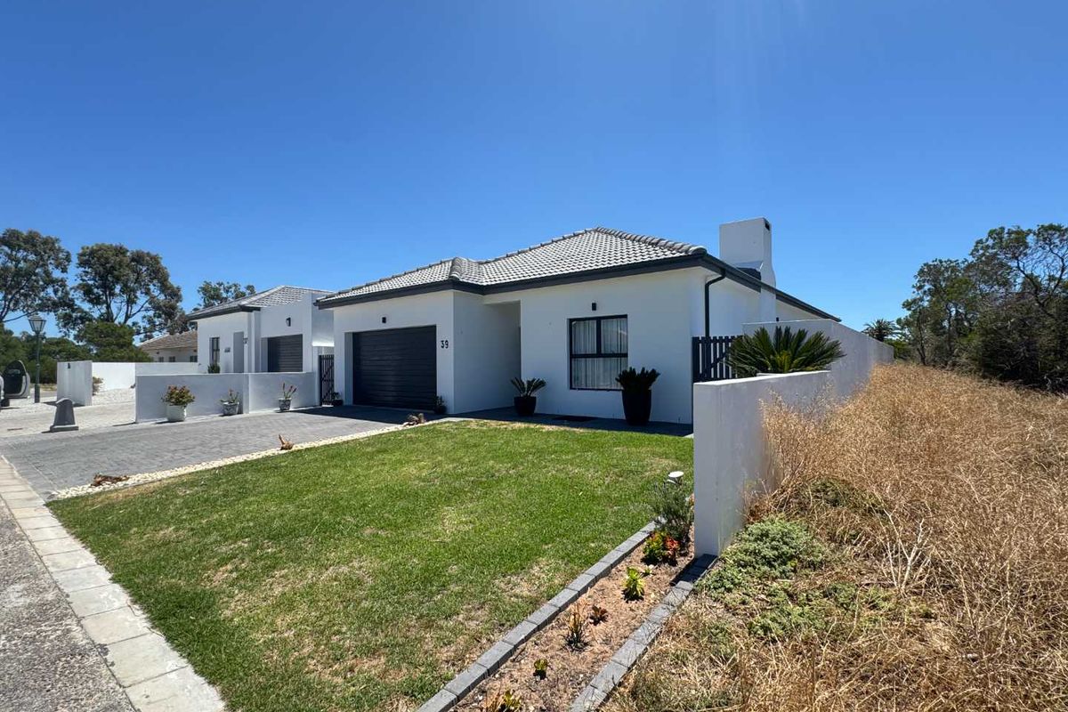 Modern Coastal Living in Shelley Point Golf Estate – 3 Bed Family Home - Photo 2