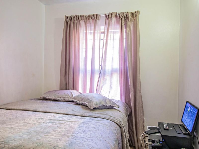 Beautiful Two bedroom apartment in a security complex - Photo 10