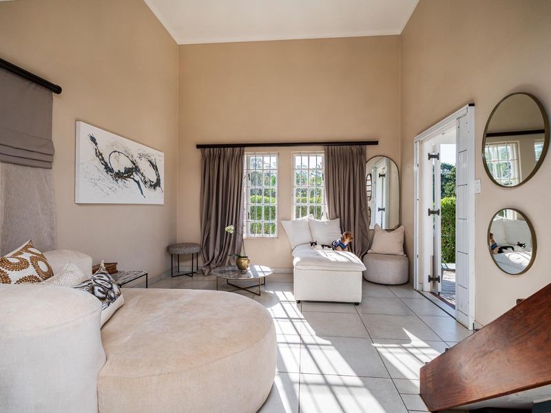 CHARMING TOWNHOUSE WITH BEAUTIFUL MODERN KITCHEN IN SOUGHT-AFTER THE LINKS, GILLITTS! JUST OFF THE M13! - Photo 2