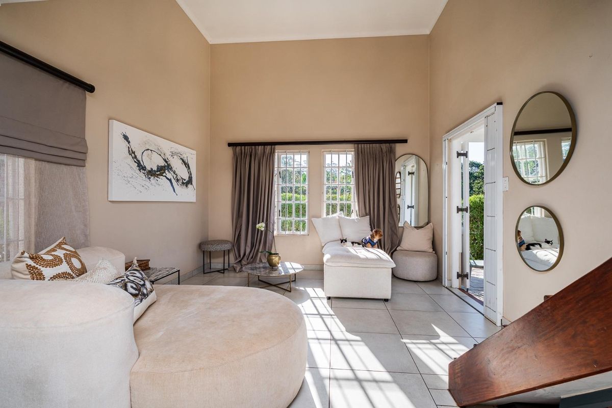 CHARMING TOWNHOUSE WITH BEAUTIFUL MODERN KITCHEN IN SOUGHT-AFTER THE LINKS, GILLITTS! JUST OFF THE M13! - Photo 2