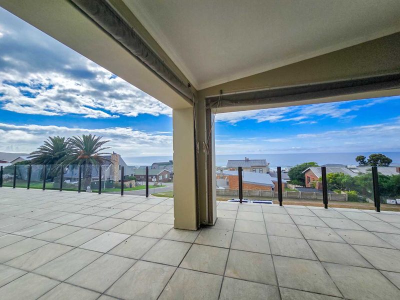 Coastal living with sea views and great location. - Photo 2