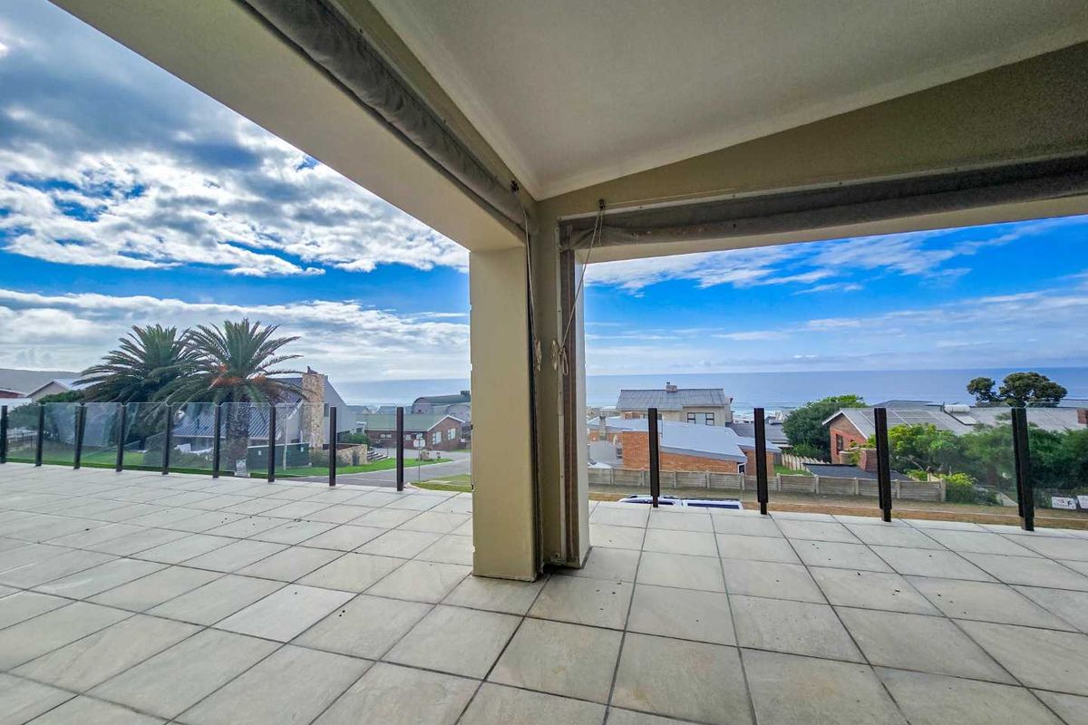 Coastal living with sea views and great location. - Photo 2