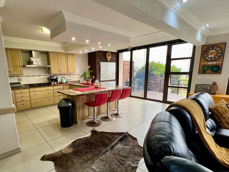 FOR SALE - 4 BEDROOM BEACHFRONT DOUBLE STORY DUET IN LONGBEACH, NAMIBIA - Photo 4